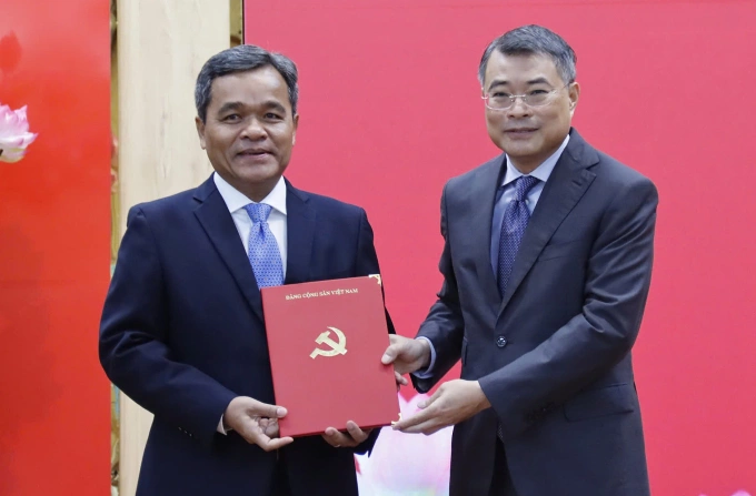 Trưởng ban Tổ chức Trung ương Lê Minh Hưng (phải) trao quyết định của Bộ Chính trị cho ông Hồ Văn Niên. Ảnh: Phạm Linh