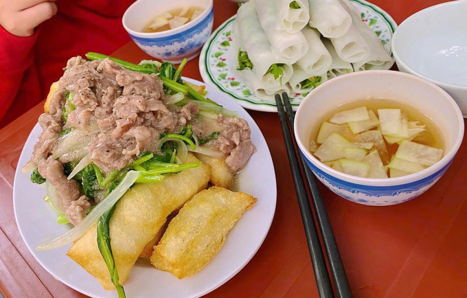 Phở cuốn, phở chiên là những món quen thuộc với người Hà Nội. Ảnh: Tripadvisor