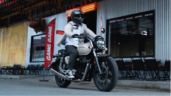 CB350 H’ness 2025 trên đường phố. Ảnh: HVN