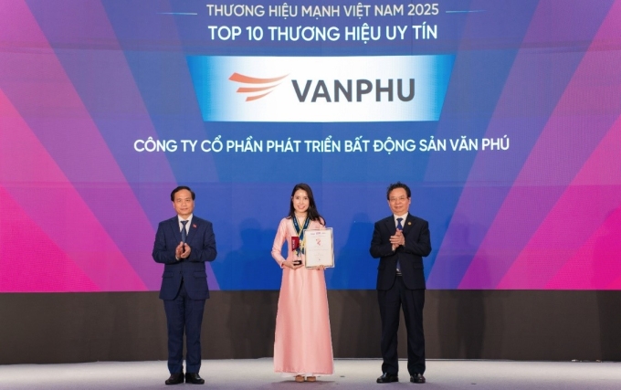 Đại diện Văn Phú (giữa) nhận giải thưởng top 10 thương hiệu uy tín tại sự kiện Thương hiệu mạnh Việt Nam 2025. Ảnh: Văn Phú
