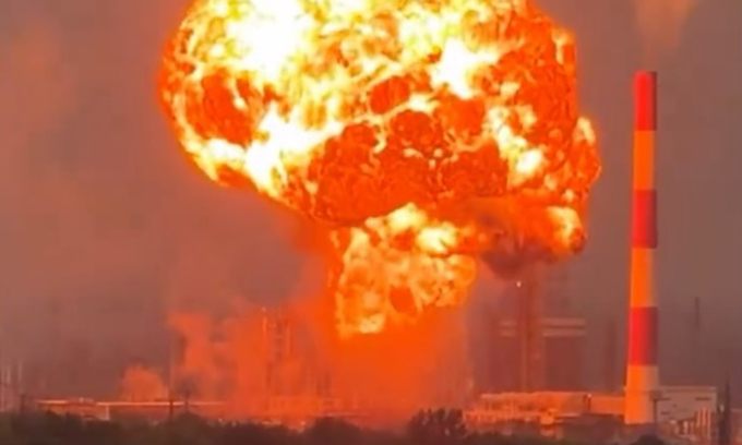 Khói lửa bốc lên sau vụ tập kích nhà máy lọc dầu Novokuibyshevsk ở vùng Samara, Nga ngày 2/8. Ảnh: Reuters