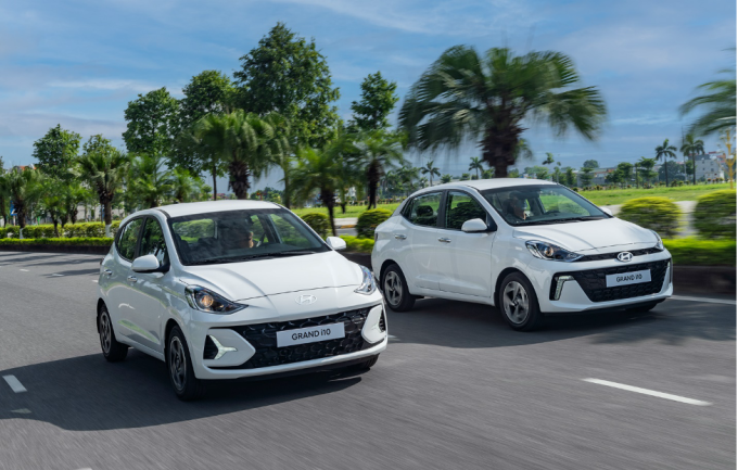 Bộ đôi Hyundai Grand i10 trên đường phố. Ảnh: HTV