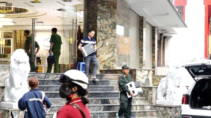 Công an khám xét một công ty của Hoàng Hường ở số 49 phố Dịch Vọng Hậu, Hà Nội. Ảnh: Huy Mạnh