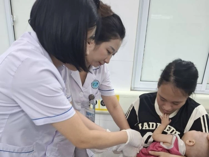Bệnh nhi được các bác sỹ bệnh viện chăm sóc. Ảnh Xuân Hoa