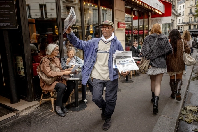 Ông Akbar rao báo tại khu phố Latin Quarter ở Paris ngày 16/9. Ảnh: AFP