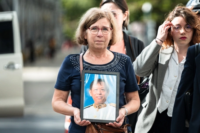 Bà Anne-Marie Lim mang di ảnh chồng tới phiên xét xử tại Tòa Hình sự ở Bangkok ngày 30/9. Ảnh: AFP