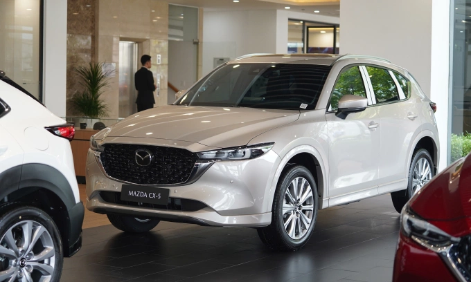 CX-5 trưng bày ở một showroom ở TP HCM. Ảnh: Phạm Trung