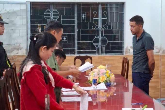 Hassaine Oukacha tại cơ quan điều tra. Ảnh: Trọng Nhân