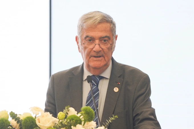 Giáo sư Serge Haroche chia sẻ tại Ngày hội Đổi mới sáng tạo, tháng 10/2025. Ảnh: Lưu Quý