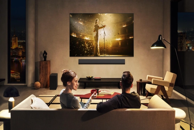 Người dùng giải trí tại nhà với TV OLED evo AI G5. Ảnh: LG