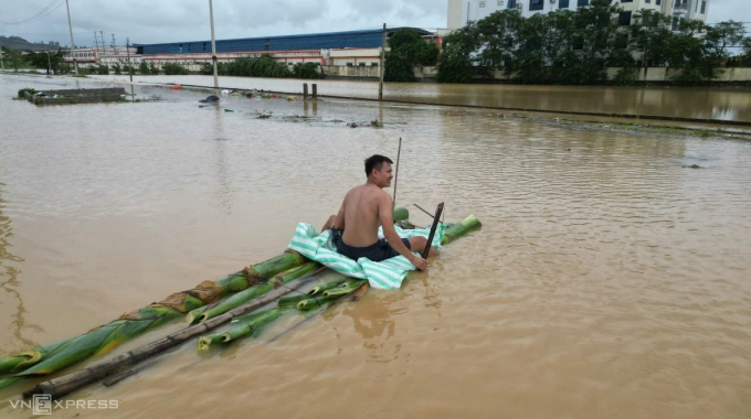 Anh Nguyễn Hữu Ba, 32 tuổi, ở xóm Thái Hòa, xã Nông Cống chèo chiếc bè kết bằng 4 thân cây chuối để di chuyển ra khỏi vùng ngập lụt và mua đồ dùng thiết yếu cho gia đình.