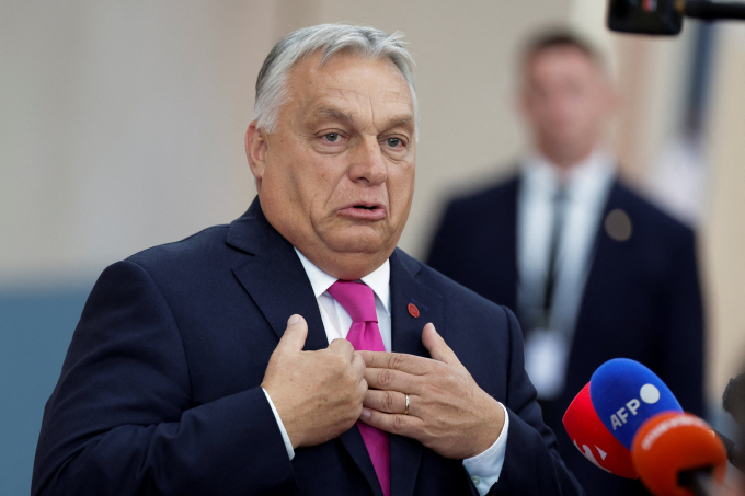 Thủ tướng Hungary Victor Orban trả lời báo chí ở Copenhagen, Đan Mạch, ngày 2/10. Ảnh: Reuters