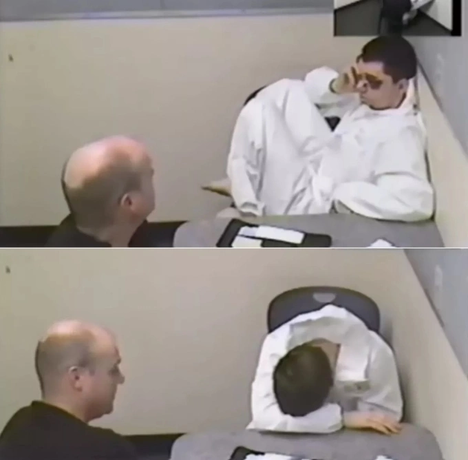 Ryan Waller có bên mắt trái bầm tím, kêu đau đầu, gục xuống bàn trong buổi thẩm vấn. Ảnh: Unilad