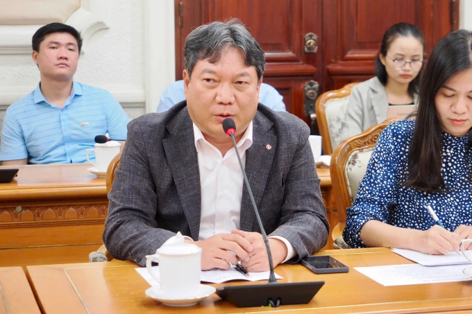 Ông Jun Sung Ho, Tổng giám đốc Lotte, trao đổi với lãnh đạo TP HCM, chiều 3/10. Ảnh: An Phương