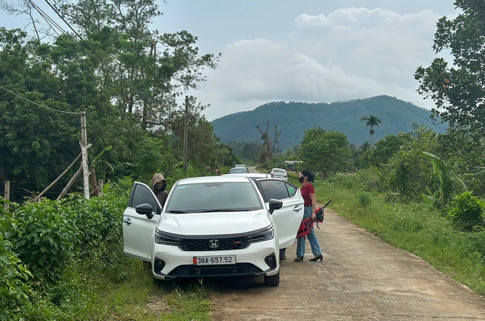 Nhà đầu tư, người làm nghề môi giới nườm nượp lái ôtô về xã Toàn Lưu để mua các lô đất vườn đồi trước đây trồng sắn hồi giữa tháng 9. Ảnh: Đức Hùng