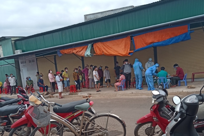 Người dân phường Phú Tài, TP Phan Thiết (Bình Thuận cũ) xếp hàng đi test Covid-19 trong thời điểm xảy ra dịch năm 2021. Ảnh: Tư Huynh