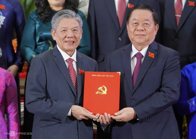 Ông Nguyễn Trọng Nghĩa, Trưởng ban Tuyên giáo và Dân vận Trung ương, trao quyết định cho Tân Bí thư tỉnh ủy Đồng Tháp, Ngô Chí Cường (trái). Ảnh: Hoàng Nam