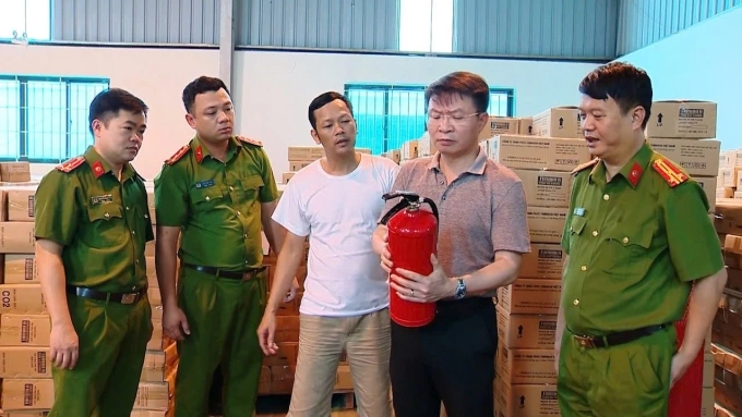Giám đốc Công an tỉnh Phú Thọ kiểm tra tại công ty ở tỉnh Quảng Ninh. Ảnh: Công an cung cấp