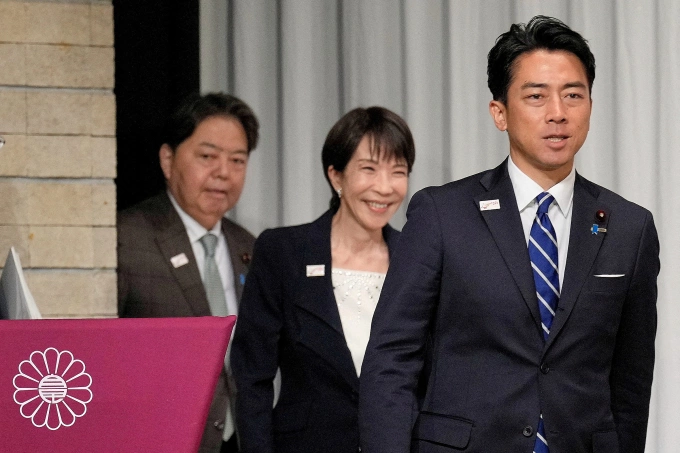 Ông Yoshimasa Hayashi, bà Sanae Takaichi, ông Shinjiro Koizumi (theo thứ tự từ trái sang phải) tại họp báo ở Tokyo, ngày 23/9. Ảnh: Reuters