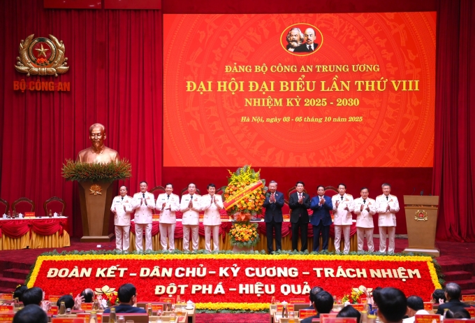 Tổng Bí thư Tô Lâm, Chủ tịch nước Lương Cường, Thủ tướng Phạm Minh Chính, tặng hoa chúc mừng đại hội. Ảnh: Linh Đan