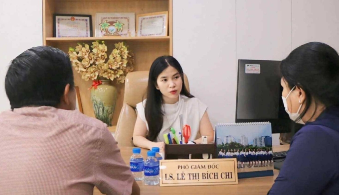 Luật sư Lê Thị Bích Chi tư vấn miễn phí cho người dân. Ảnh: Hải Duyên