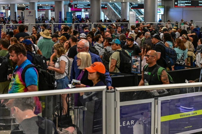 Hành khách xếp hàng ở sân bay quốc tế Miami, bang Florida ngày 24/5. Ảnh: AFP