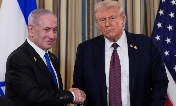 Thủ tướng Israel Benjamin Netanyahu (trái) bắt tay Tổng thống Donald Trump sau cuộc họp báo tại Nhà Trắng ngày 29/9. Ảnh: AP