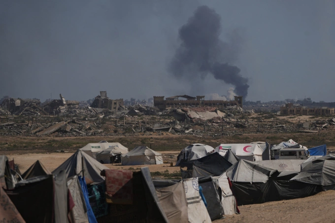 Khói đen bốc lên trời sau một cuộc tấn công quân sự của Israel ở Gaza City ngày 2/10. Ảnh: AP