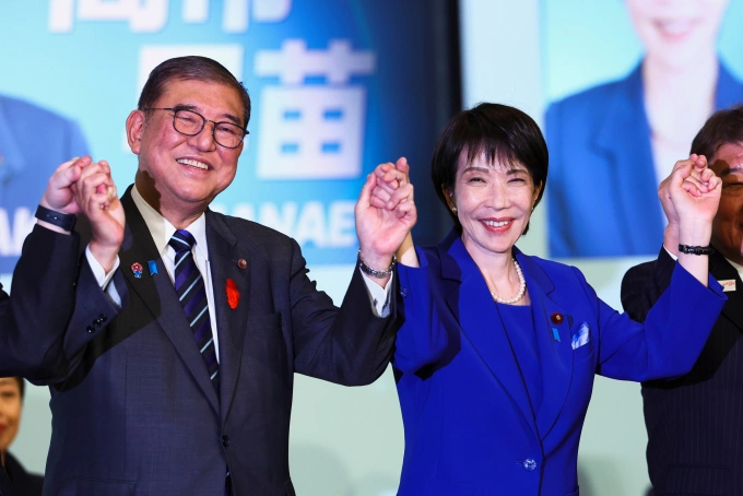 Bà Sanae Takaichi ăn mừng chiến thắng cùng Thủ tướng Shigeru Ishiba (trái) tại trụ sở LDP ở Tokyo ngày 4/10. Ảnh: AP
