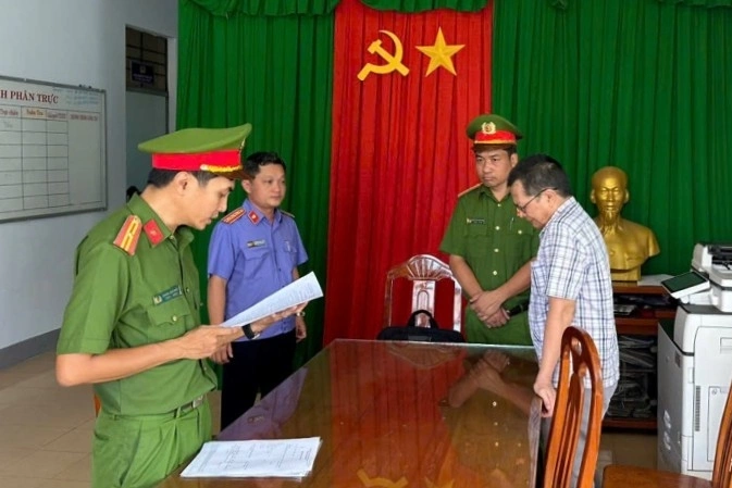 Bị can Đinh Thế Hùng (bên phải) nghe đọc lệnh khởi tố, bắt tạm giam, sáng 3/10. Ảnh: VKSND Lâm Đồng