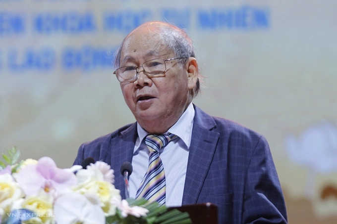 PGS.TS Nguyễn Vũ Lương, nguyên hiệu trưởng, nay là Chủ tịch Hội đồng khoa học và Đào tạo trường THPT chuyên Khoa học Tự nhiên, chia sẻ tại lễ kỷ niệm sáng 4/10. Ảnh: Thanh Hằng