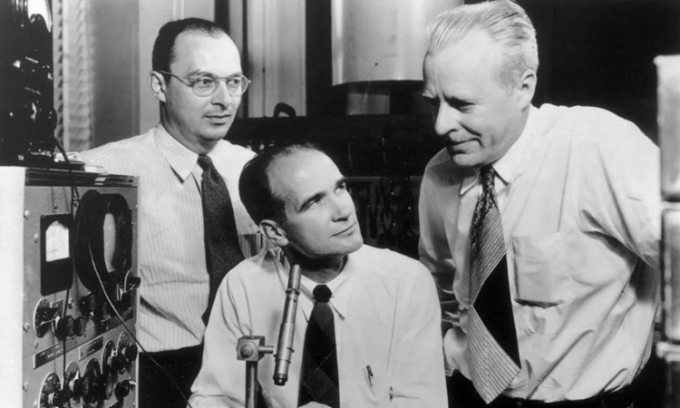 John Bardeen (trái), William Shockley (giữ) và Walter Brattain (phải) tại phòng thí nghiệm năm 1955. Ảnh: Hulton Archive