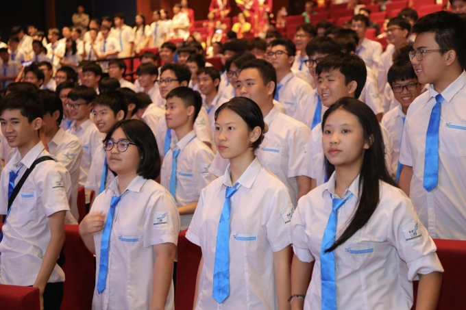 Học sinh trường THPT chuyên Khoa học Tự nhiên, sáng 4/10. Ảnh: VNU