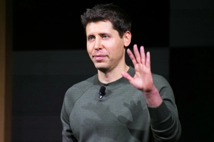 Sam Altman, CEO OpenAI, vẫy tay chào tạm biệt mọi người tại OpenAI DevDay ở San Francisco tháng 11/2023. Ảnh: GeekWire/Todd Bishop