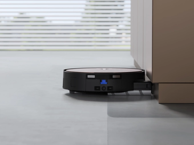 Con lăn có khả năng mở rộng linh hoạt 1,5 cm và hai bánh cao su mềm ôm sát tường, giúp robot di chuyển sát mép và làm sạch các góc hiệu quả. Ảnh: Ecovacs