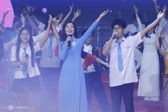 Cô trò trường chuyên Khoa học Tự nhiên biểu diễn văn nghệ tại lễ kỷ niệm 60 năm, sáng 4/10. Ảnh: Thanh Hằng