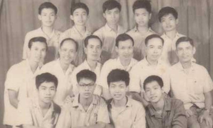 Thầy và trò khối Chuyên Toán, trường Đại học Tổng hợp, năm 1974. Ảnh: Nhà trường cung cấp