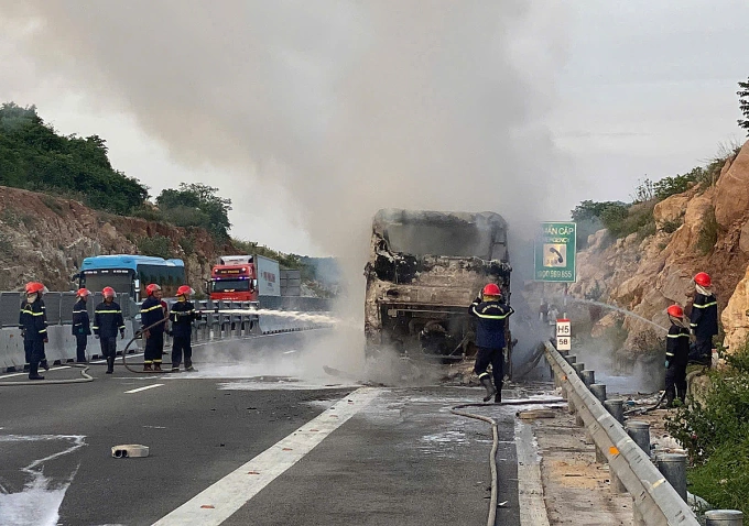 Xe khách cháy trơ khung trên cao tốc Nha Trang - Cam Lâm sáng nay. Ảnh: Hoàng Sao