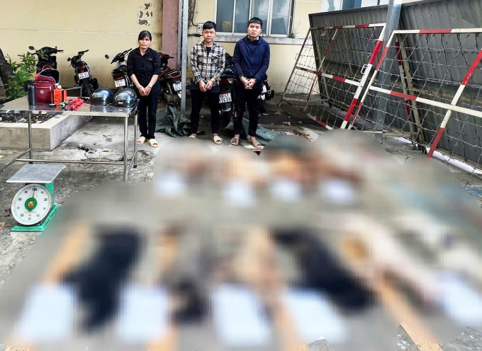Trần Thị Vân và 2 nghi can trộm chó cùng tang vật. Ảnh: Công an cung cấp