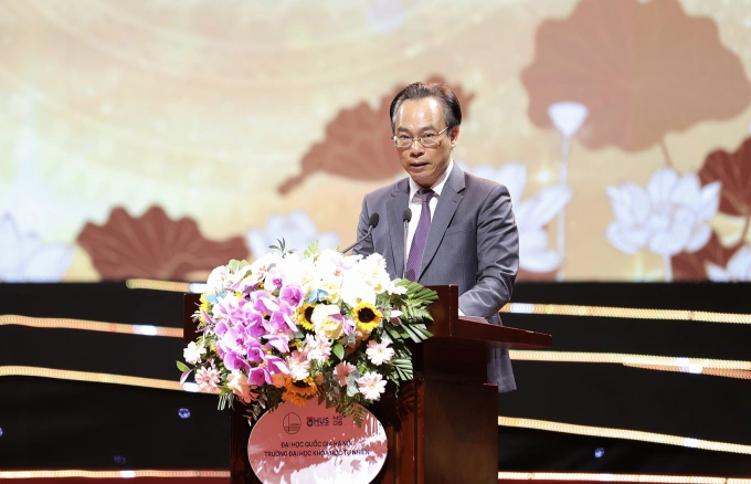 Giám đốc Đại học Quốc gia Hà Nội Hoàng Minh Sơn phát biểu lại lễ kỷ niệm, sáng 4/10. Ảnh: VNU
