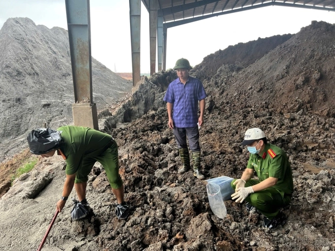 Hiện trường phát hiện chôn lấp chất thải trái phép. Ảnh: Bộ Công an
