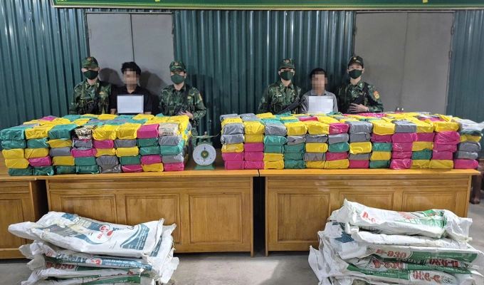 Hai nghi phạm cùng tang vật. Ảnh: Bộ đội Biên phòng Quảng Trị
