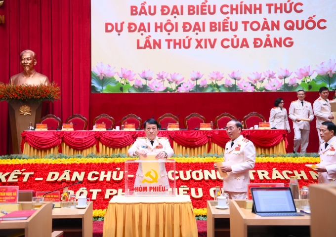 Bộ trưởng Lương Tam Quang cùng các đại biểu bầu đại biểu dự Đại hội 14 của Đảng. Ảnh: Bộ Công an