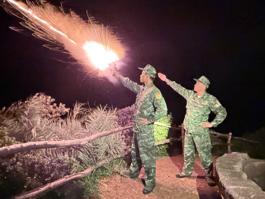 Hai công nhân bị kính cường lực đè trúng, một người trong tình trạng nguy kịch 4 Hai công nhân bị kính cường lực đè trúng, một người trong tình trạng nguy kịch