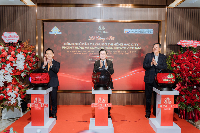 Đại diện Phú Mỹ Hưng (giữa và phải) và Nomura Real Estate Vietnam (trái) trong nghi thức công bố đồng chủ đầu tư Hồng Hạc City và khai trương sàn giao dịch tại Hà Nội. Ảnh: PMH