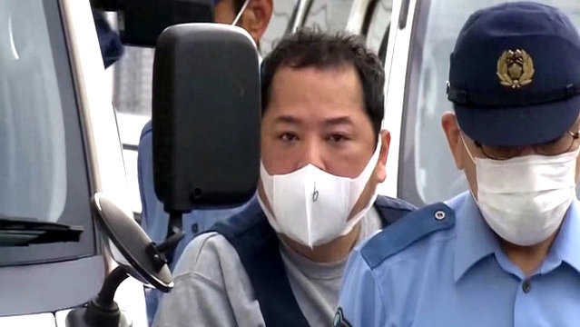 Toshiharu Takeuchi đeo khẩu trang khi bị bắt. Ảnh: iNews