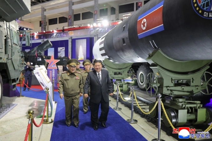 Lãnh đạo Triều Tiên Kim Jong-un dự lễ khai mạc triển lãm quốc phòng ngày 5/10. Ảnh: KCNA
