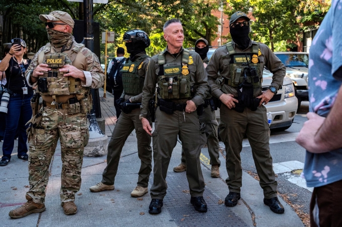 Các đặc vụ liên bang tại Chicago, Mỹ, ngày 28/9. Ảnh: Reuters