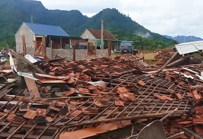 Nhà dân ở xã biên giới Thông Thụ bị đổ sập sau trận lốc xoáy chiều 5/10. Ảnh: Hùng Lê