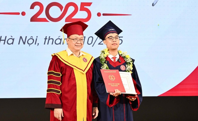 Huy nhận giấy khen thủ khoa tốt nghiệp xuất sắc từ Giám đốc Đại học Bách khoa Hà Nội. Ảnh: Duy Thành